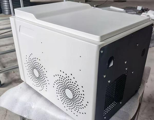 Enceinte en tôle ventilée pour équipement industriel